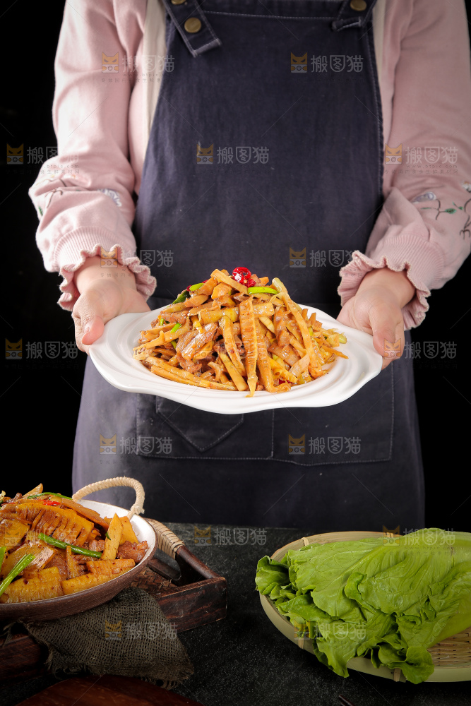 手里端着一盘竹笋烧肉