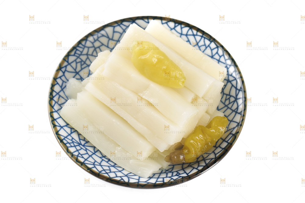 白底上放着一盘山椒脆笋