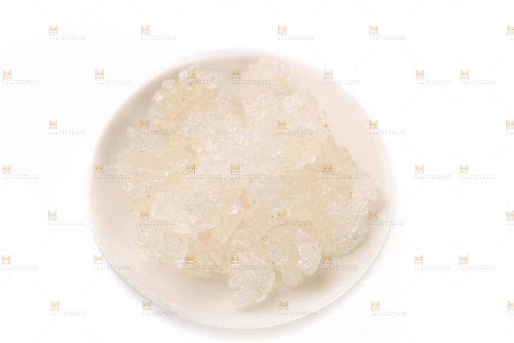 白底上放着一盘雪燕