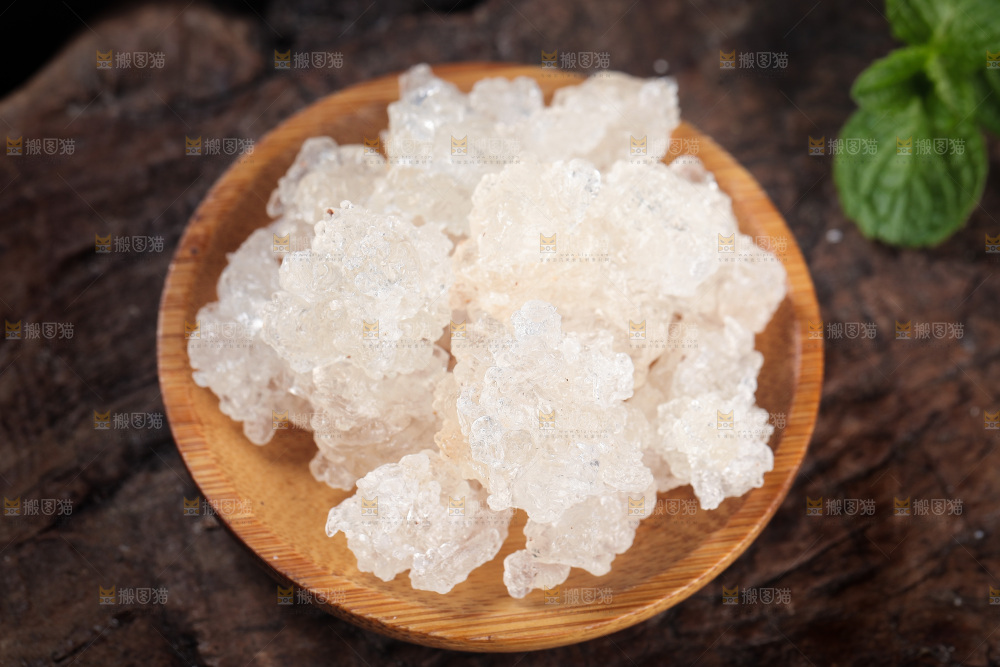 木底上放着一盘云南雪燕