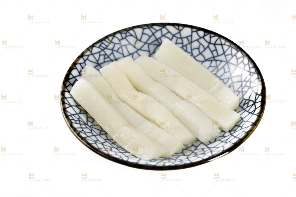 白底上放着一盘泡笋