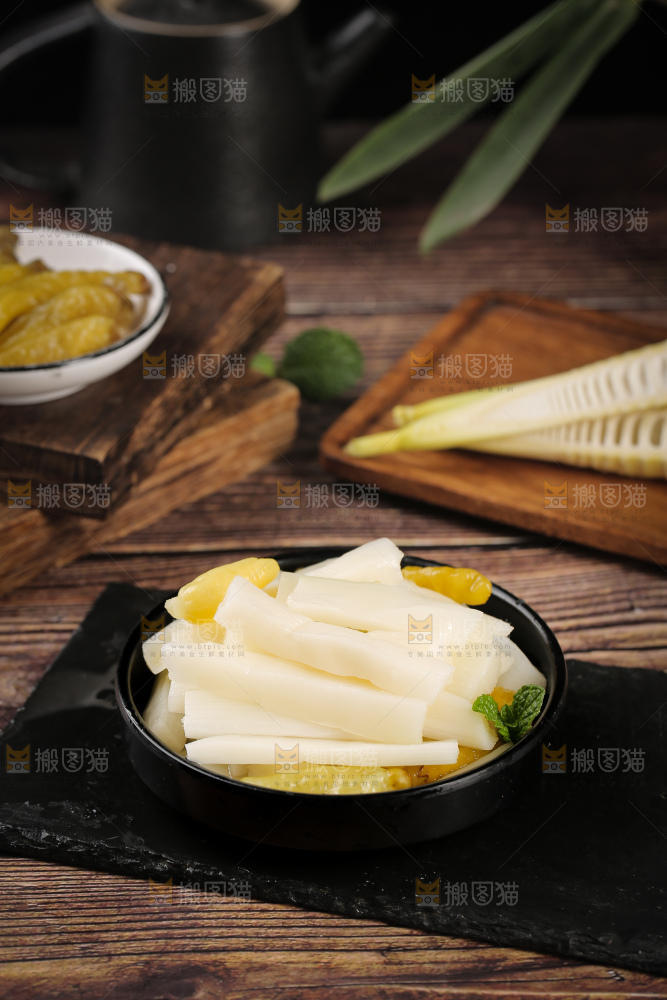 黑石板上放着一盘泡椒脆笋