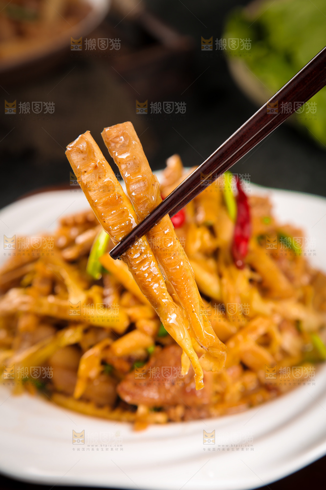 筷子上夹着小竹笋