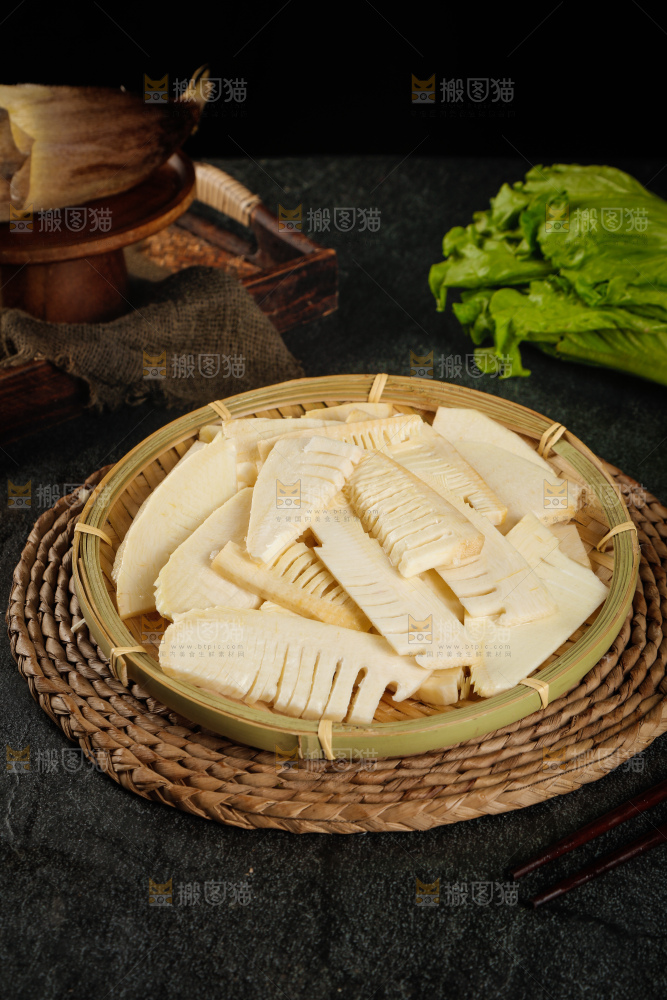 一篮切块的黄泥春笋