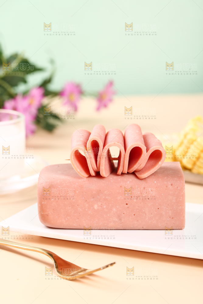 盘子里的午餐肉