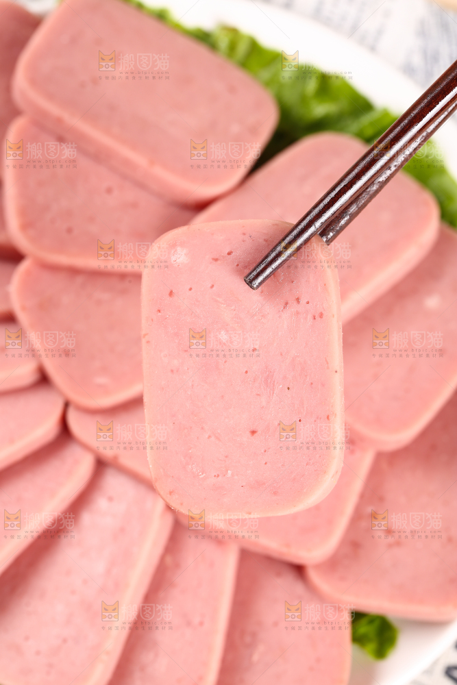 一盘午餐肉切片