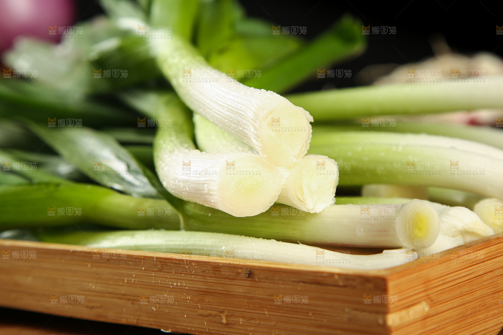 木底上放着蒜苗