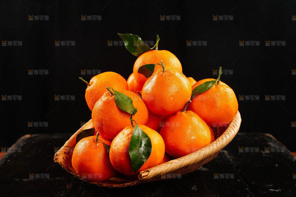 篮子里装着新鲜耙耙柑