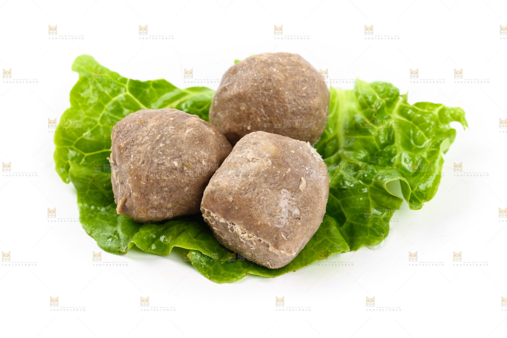 白底上放着牛肉丸