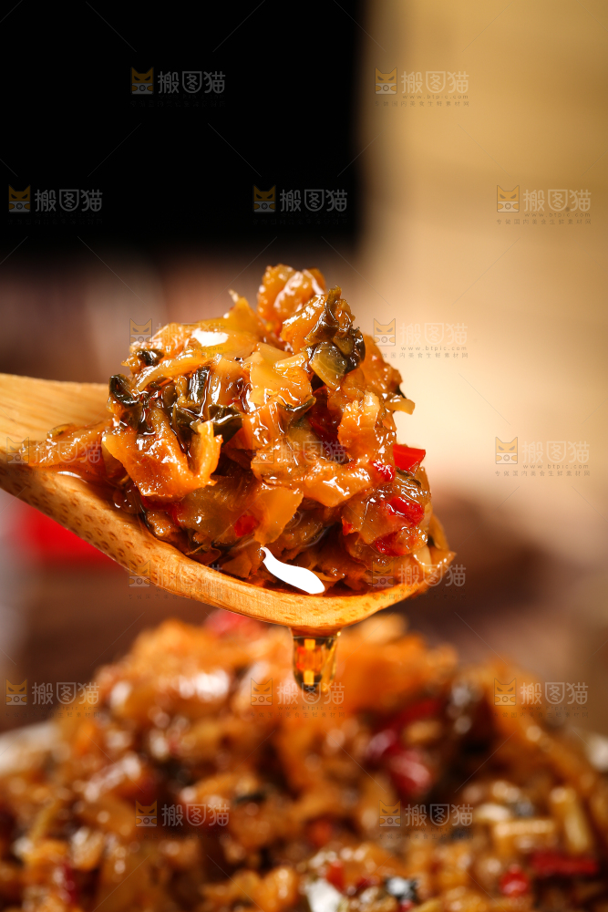 勺子上舀着下饭菜