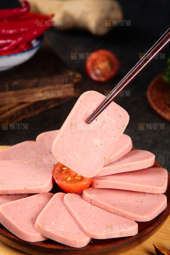 筷子夹着午餐肉切片