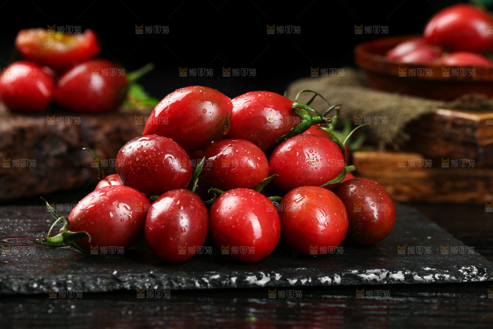 一堆新鲜小番茄