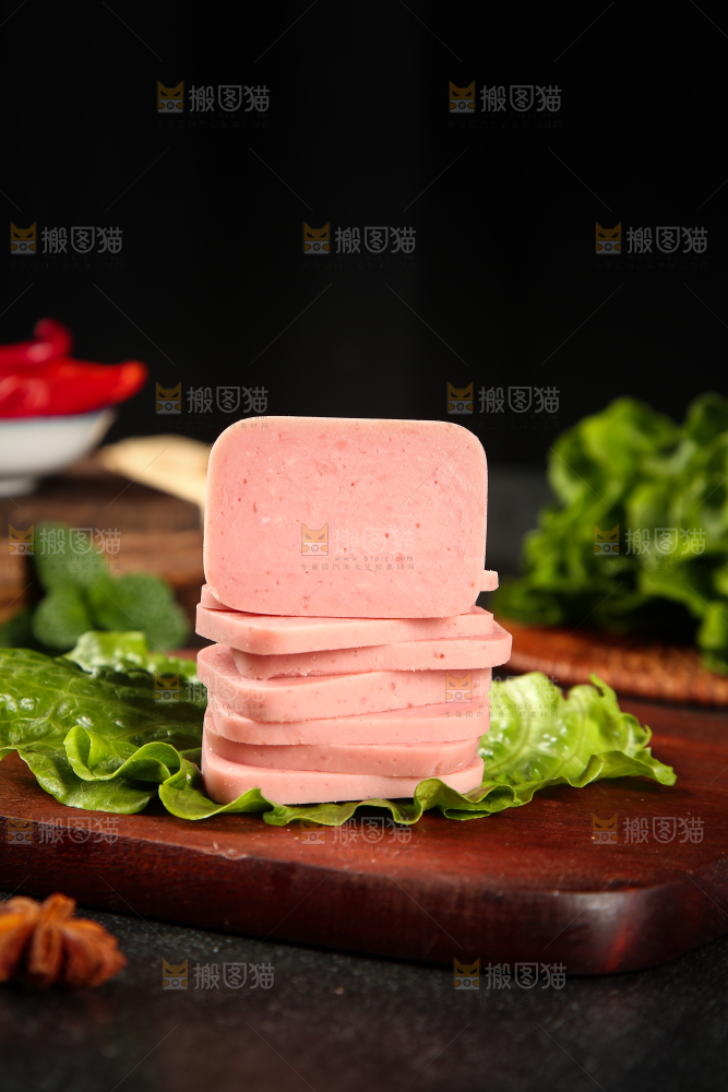 木板上放着午餐肉切片