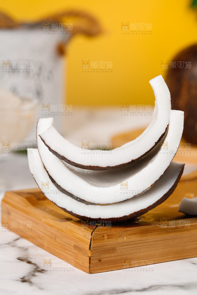 木盘里放着椰肉