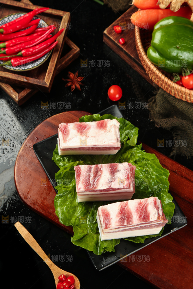 木底上放着一盘五花腊肉