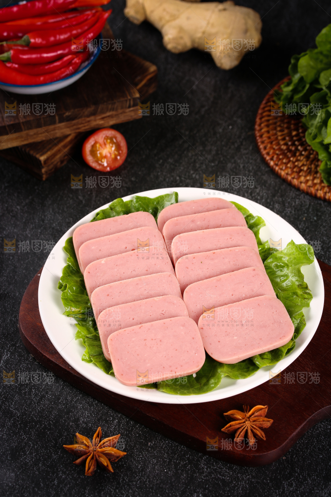 木板上放着一盘午餐肉切片