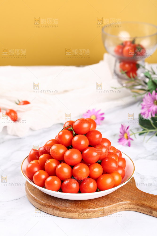 盘子里装着珍珠小番茄