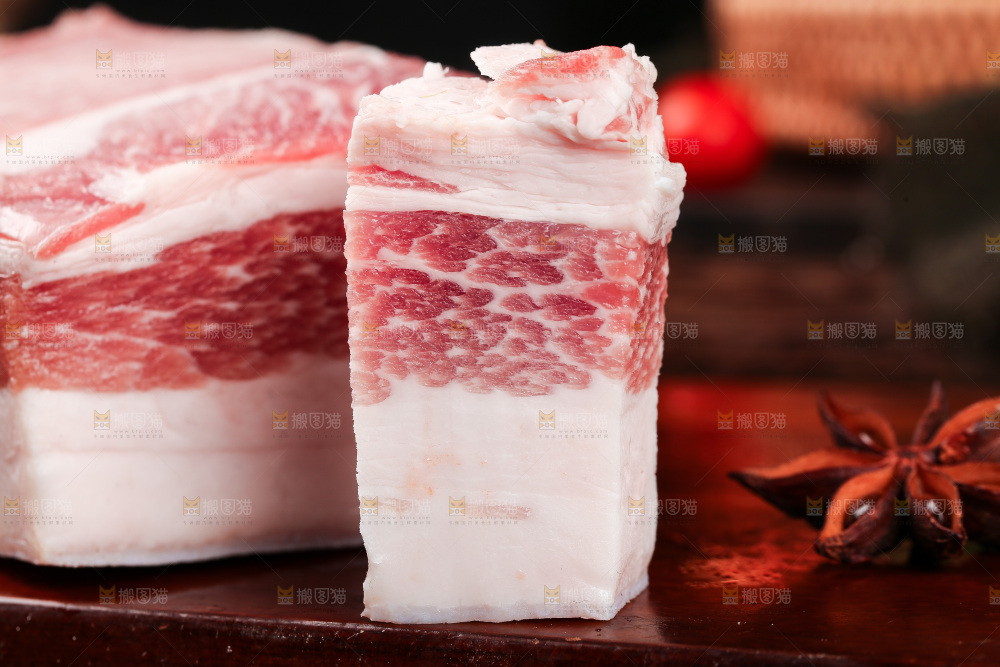 木底上放着切块的五花肉