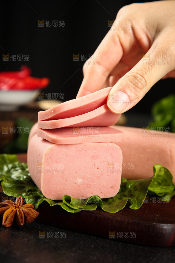 手上拿着午餐肉