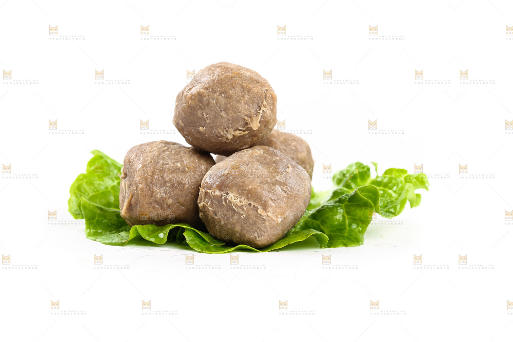 白底上放着牛肉丸