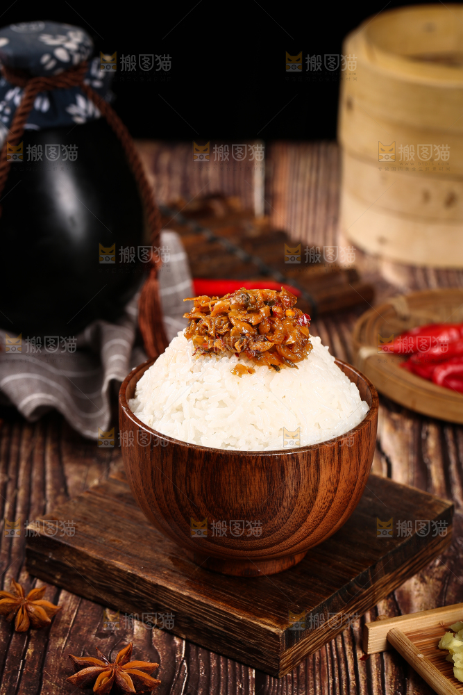 米饭上面放着外婆菜