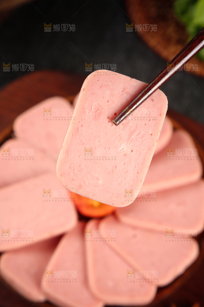 筷子夹着午餐肉切片