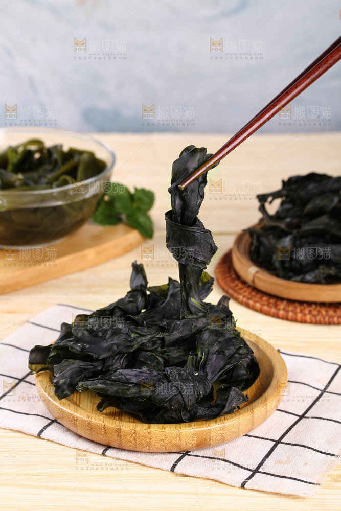 筷子上夹着海带结