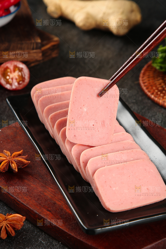 筷子上夹着切块的午餐肉