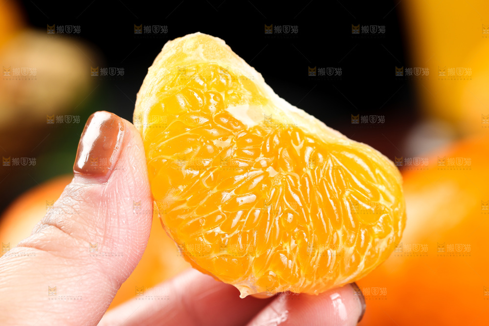手里拿着沃柑果肉