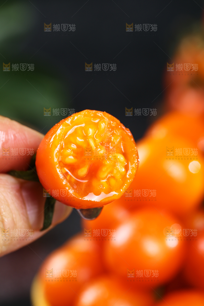 手里拿着圣女果