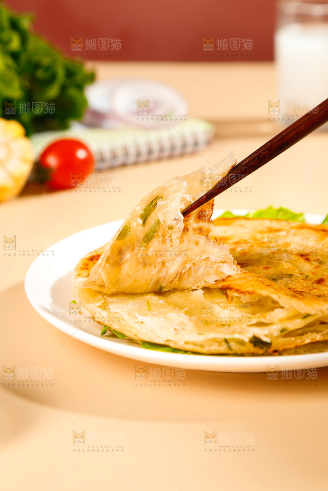 筷子上夹着葱油饼