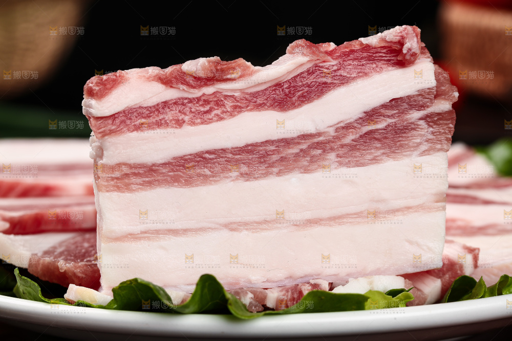 盘子里装着五花肉片