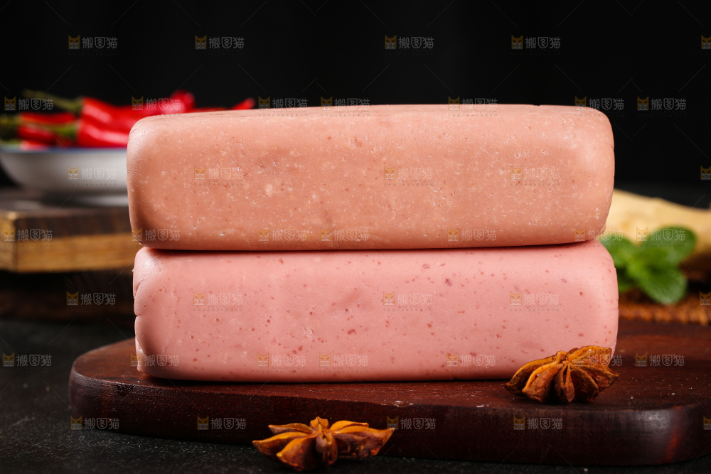 木板上放着午餐肉