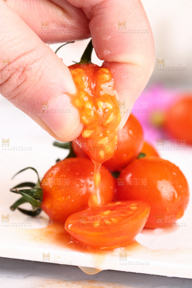 手里拿着小番茄