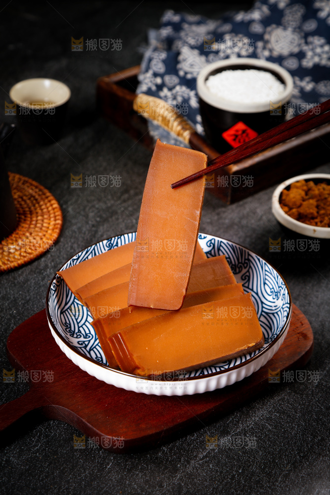 筷子上夹着潮汕甜粿