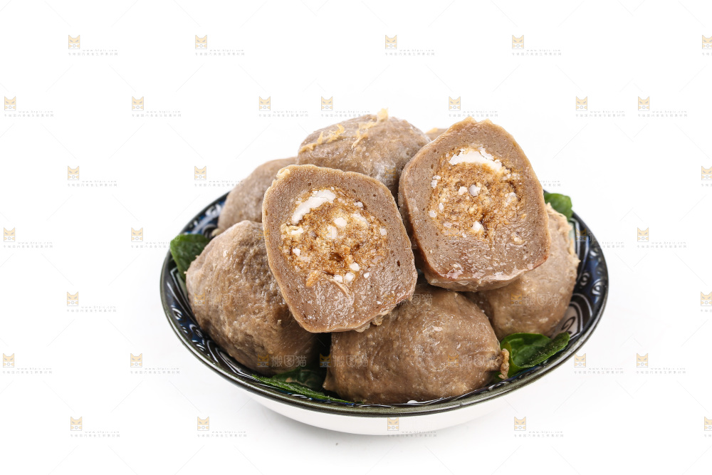 白底上放着一盘牛肉丸
