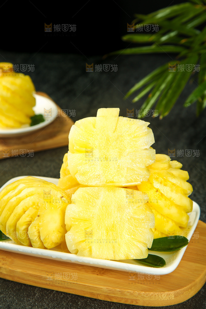 木板上放着一盘削皮小菠萝