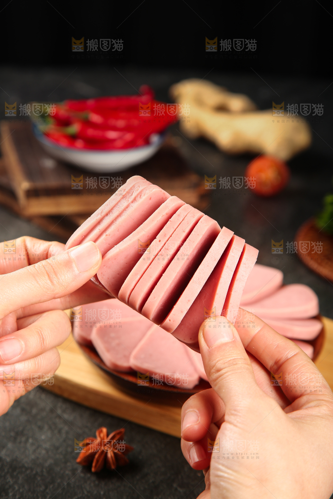 手里拿着切片的火腿肠