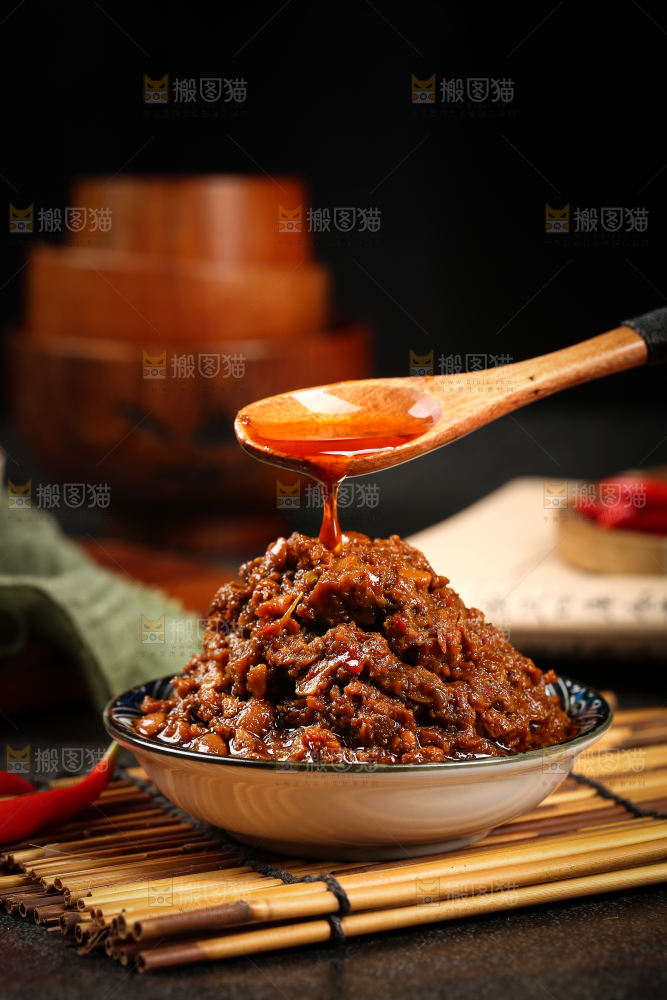 竹底上放着一碟香辣酱