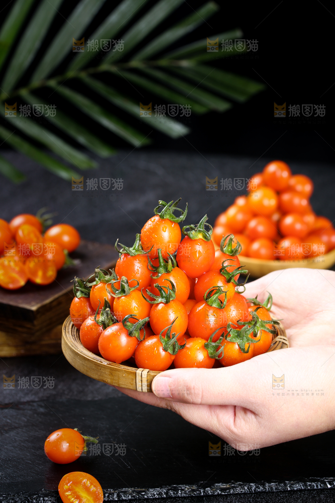手端着一篮小番茄