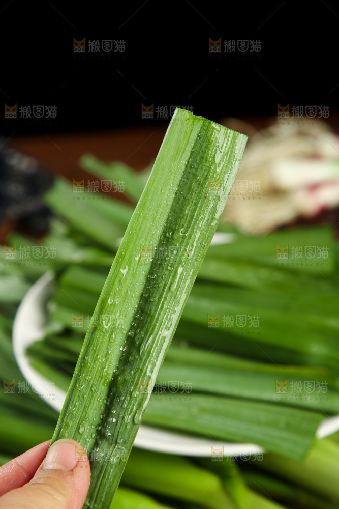 手里拿着蒜苗