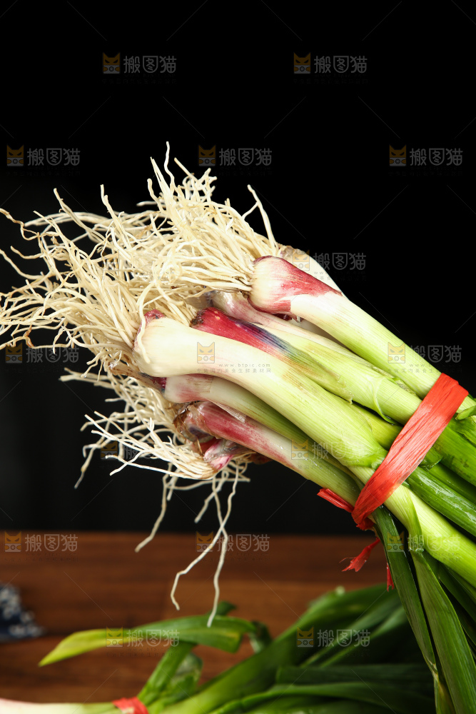 手上拿着蒜苗