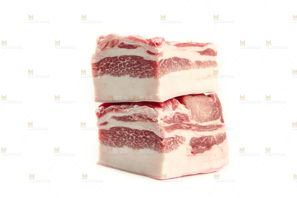 白底上放着五花肉