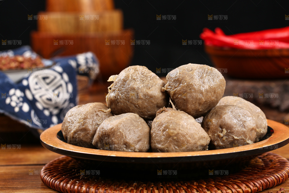 盘子里装着撒尿牛肉丸