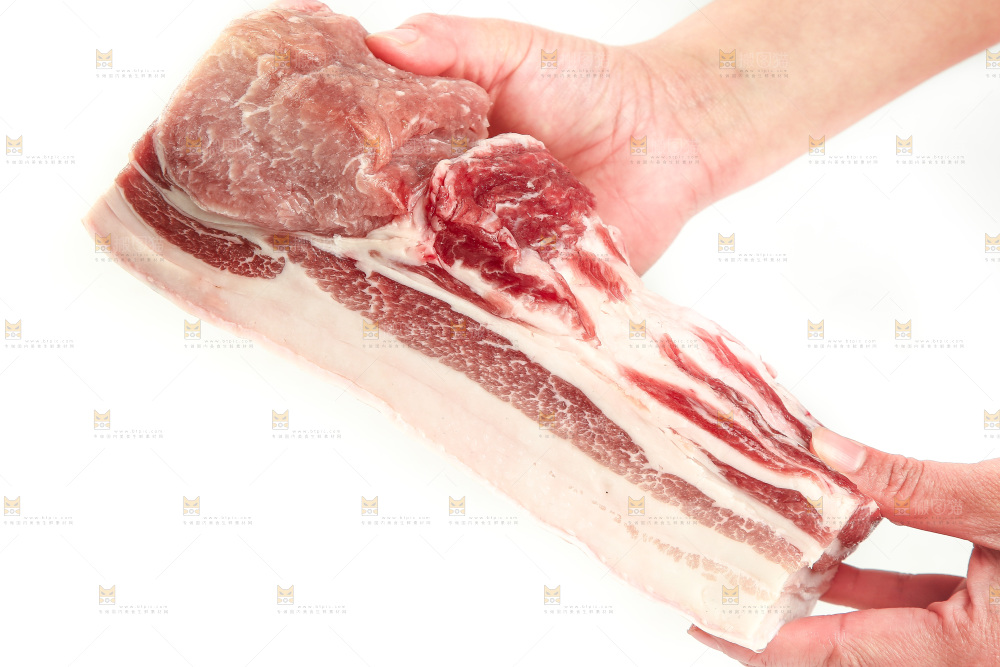 手里拿着五花肉