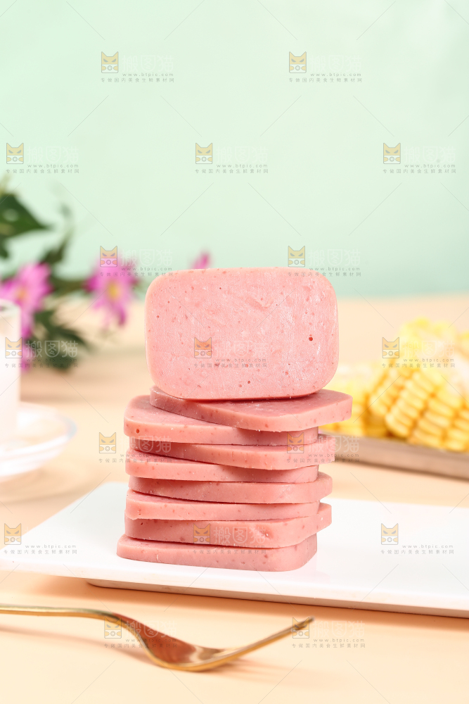 盘子里切片的午餐肉肠