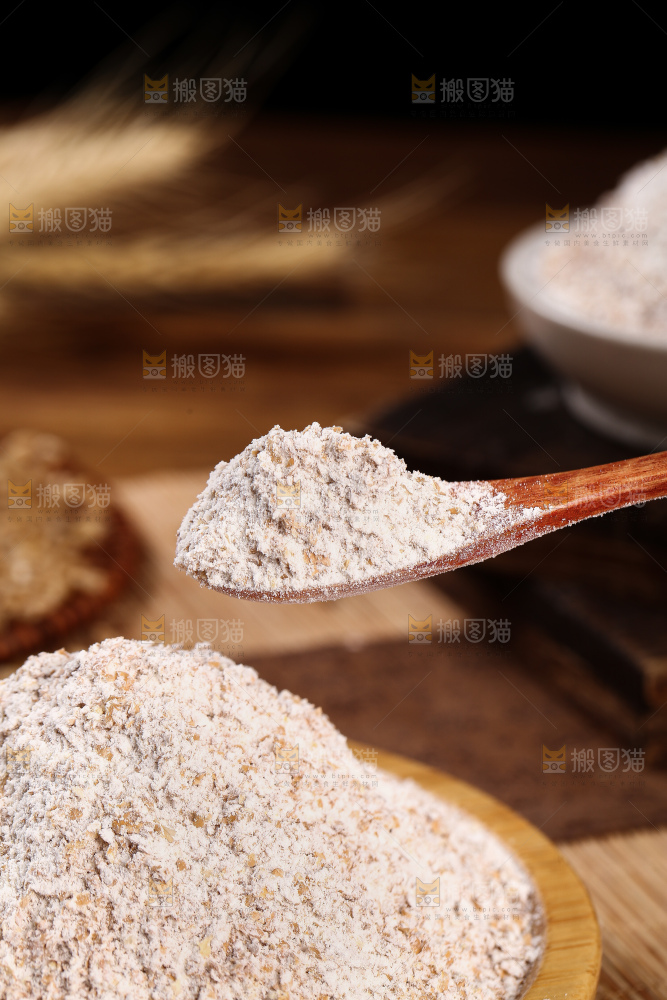勺子上舀着黑全麦粉