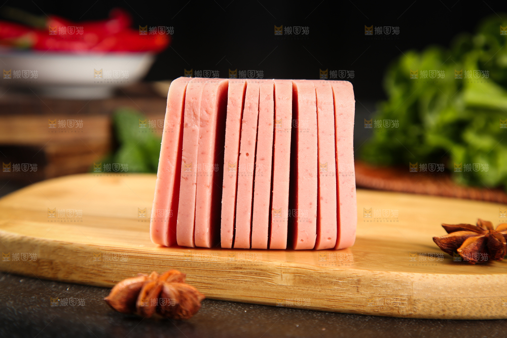 木板上放着切片的午餐肉