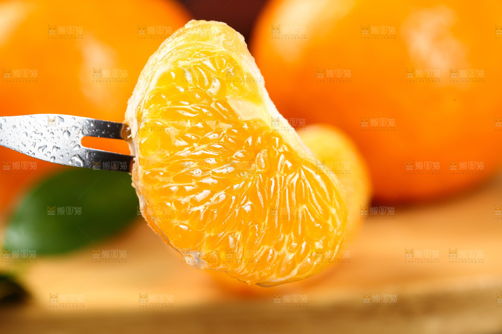 叉子上插着沃柑果肉