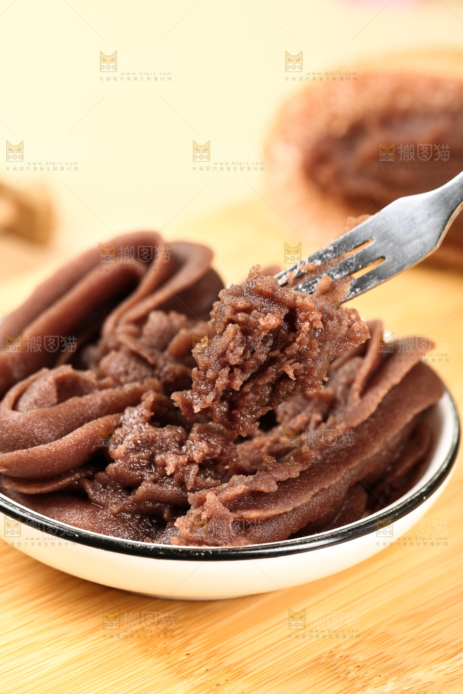 叉子上挑着红豆沙